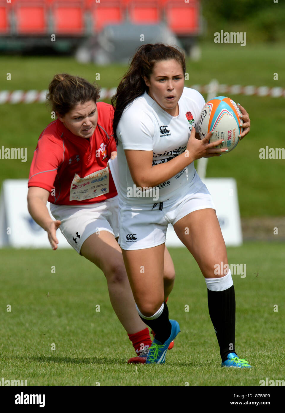 England London und die South East-Fans Sydney Gregson (rechts) und Wales A's Morfudd Ifans treten während der Sainsbury's School Games 2014 in der Armitage, Manchester, in den Rugby-Siebener an. DRÜCKEN SIE VERBANDSFOTO. Bilddatum: Freitag, 5. September 2014. Bildnachweis sollte lauten: Tony Marshall/PA Wire. Stockfoto