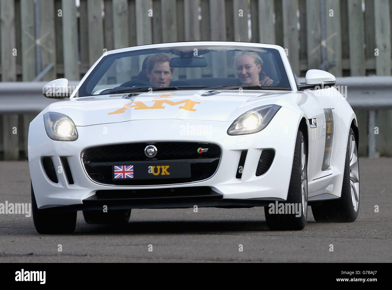 Prinz Harry fährt einen F-Type Jaguar bei der Jaguar Landrover Driving Challenge, der ersten Veranstaltung bei den Invictus Games in Gaydon. Stockfoto