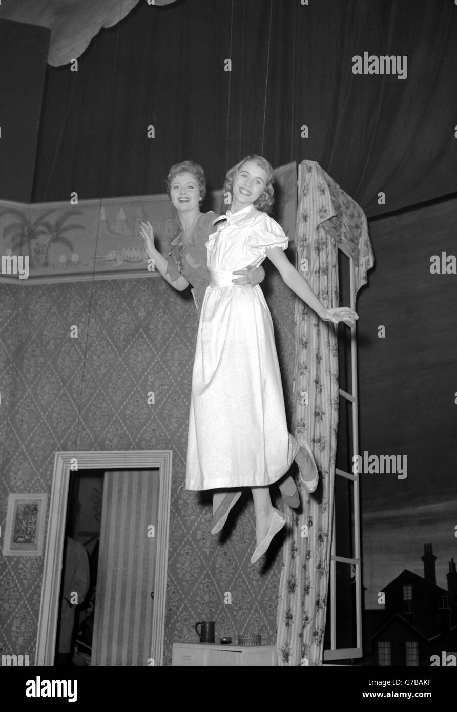 Margaret Lockwood und ihre Tochter Julia, die erste Mutter und Tochter, die Peter Pan und Wendy spielten, Proben am Scala Theatre, London. Stockfoto