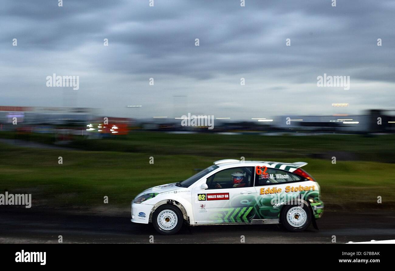 Der Brite Matthew Wilson in seinem Ford Focus während der Eröffnungsetappe Super Special der Wales Rally GB um Cardiff Docks. Stockfoto