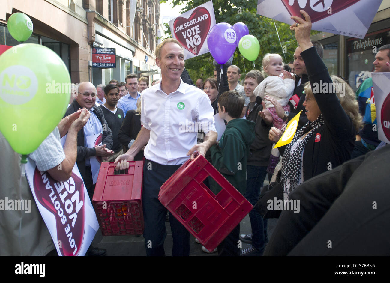 Jim Murphy MP, Schattenminister des Staates für internationale Entwicklung, bereitet sich darauf vor, am letzten Tag seiner 100 Streets in 100 Days Better Together Tour in der Sauchiehall Street, Glasgow, von einer Seifenkaste zur Unterstützung der Union zu sprechen. Stockfoto