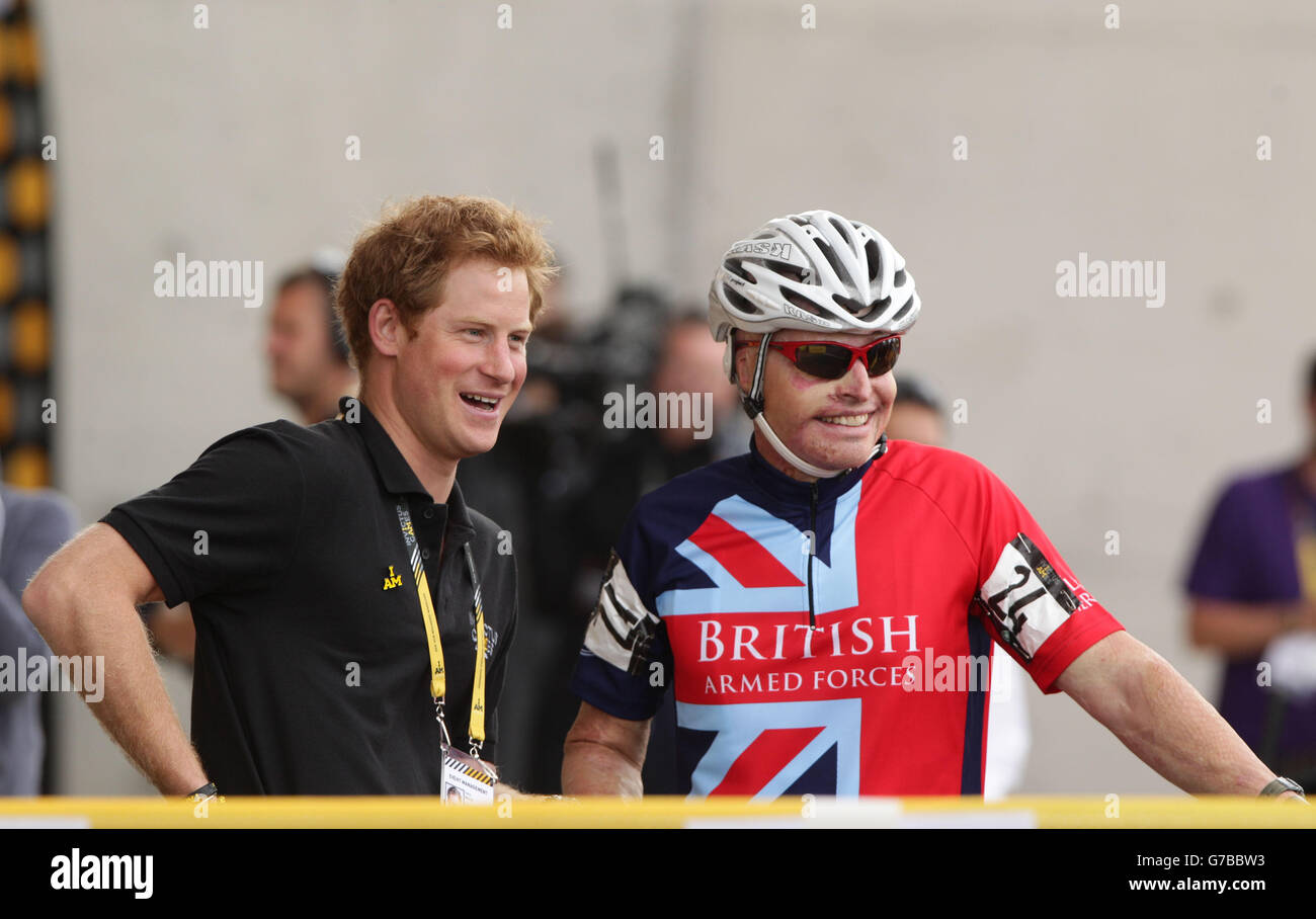 Prinz Harry im Gespräch mit dem britischen Radfahrer Jamie Hull im Lee Valley VeloPark im Queen Elizabeth Olympic Park, London, am vierten Tag des Invictus Games Leichtathletik-Wettbewerbs. Stockfoto