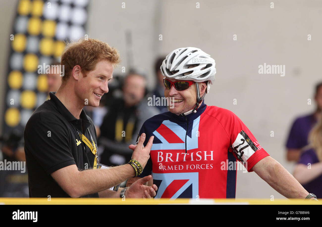 Prinz Harry im Gespräch mit dem britischen Radfahrer Jamie Hull im Lee Valley VeloPark im Queen Elizabeth Olympic Park, London, am vierten Tag des Invictus Games Leichtathletik-Wettbewerbs. Stockfoto