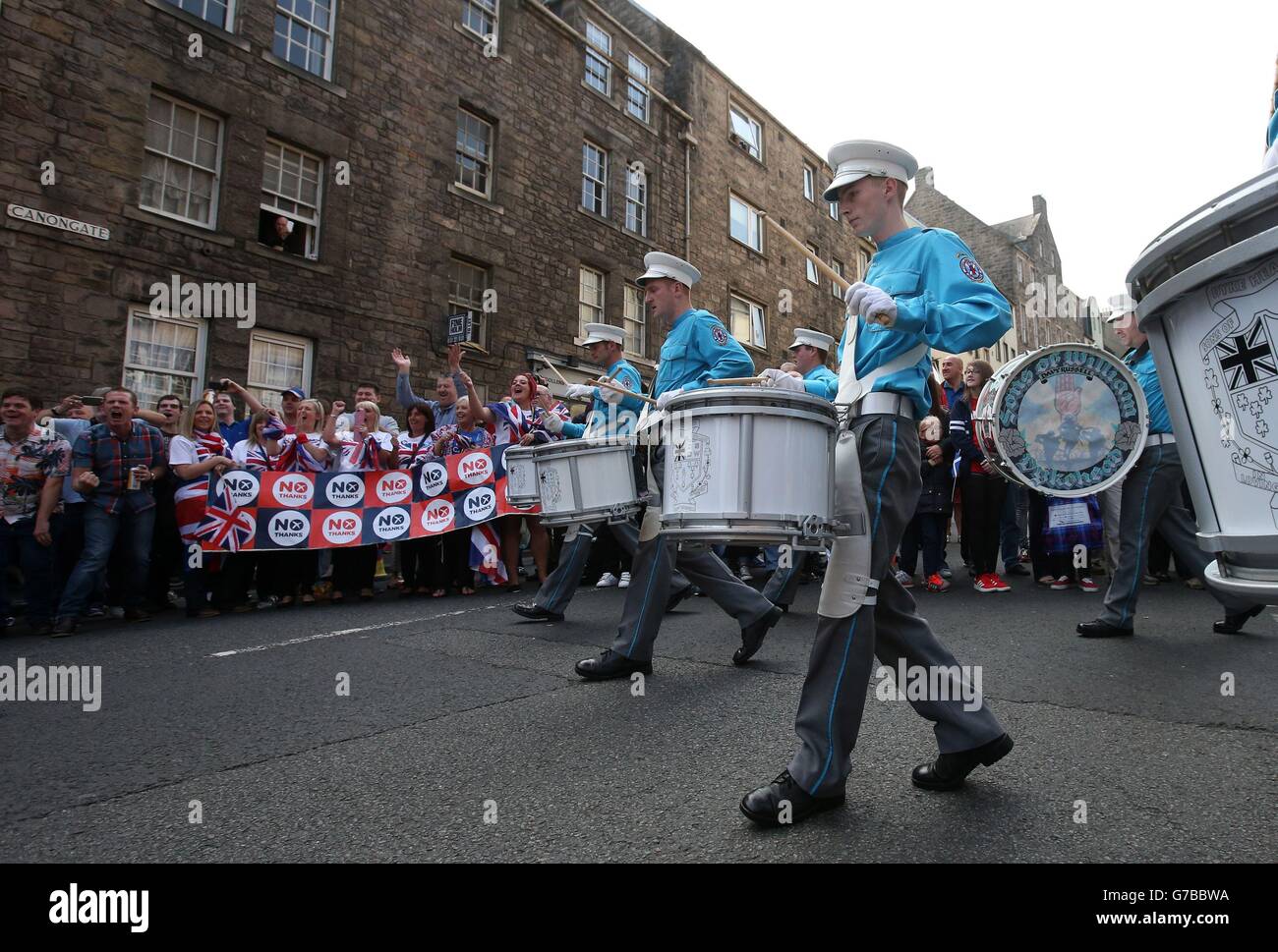 Orangemen marschieren durch die Straßen von Edinburgh während einer "stolz darauf, britisch zu sein"-Kundgebung in Edinburgh zur Unterstützung der Union, weniger als eine Woche bevor Schottland über das schottische Referendum abstimmt. Stockfoto