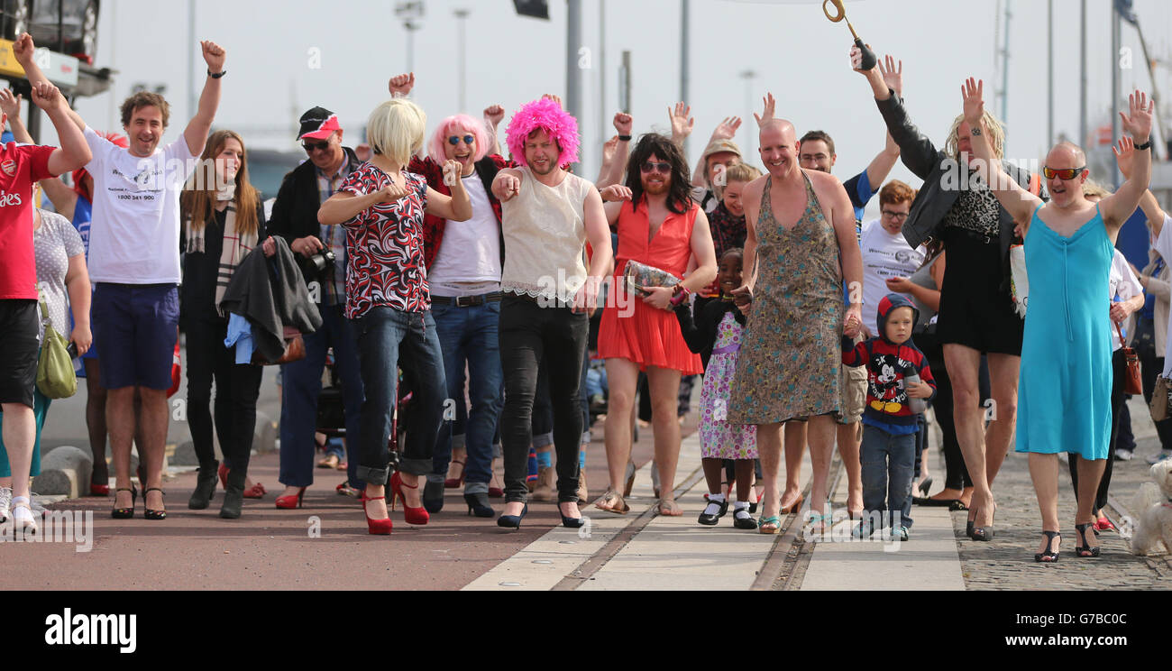 EIGENSTÄNDIGES Foto. Spendenaktionen nehmen an der Wohltätigkeitsveranstaltung „Walk A Mile in her Shoes“ im Point Village in Dublin Teil, bei der Männer gebeten wurden, einen kilometerlangen Spaziergang in Damenschuhen zu Unternehmen, um Gelder für Concern Worldwide und Women's Aid zu sammeln. Stockfoto