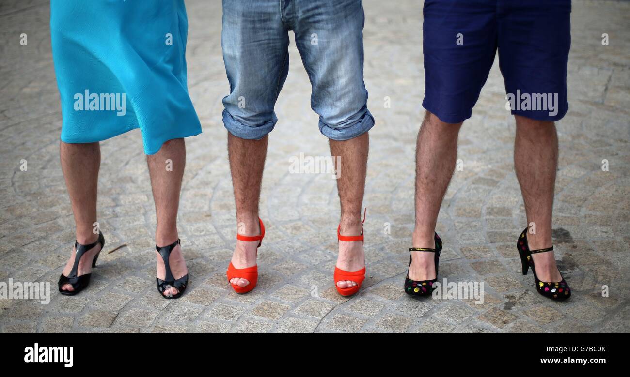 Foto. Spendensammler nehmen an der Wohltätigkeitsveranstaltung Walk A Mile in her Shoes im Point Village in Dublin Teil, wo Männer gebeten wurden, einen kilometerlangen Spaziergang in Damenschuhen zu machen, um Gelder für Concern Worldwide und Women's Aid zu sammeln. Stockfoto