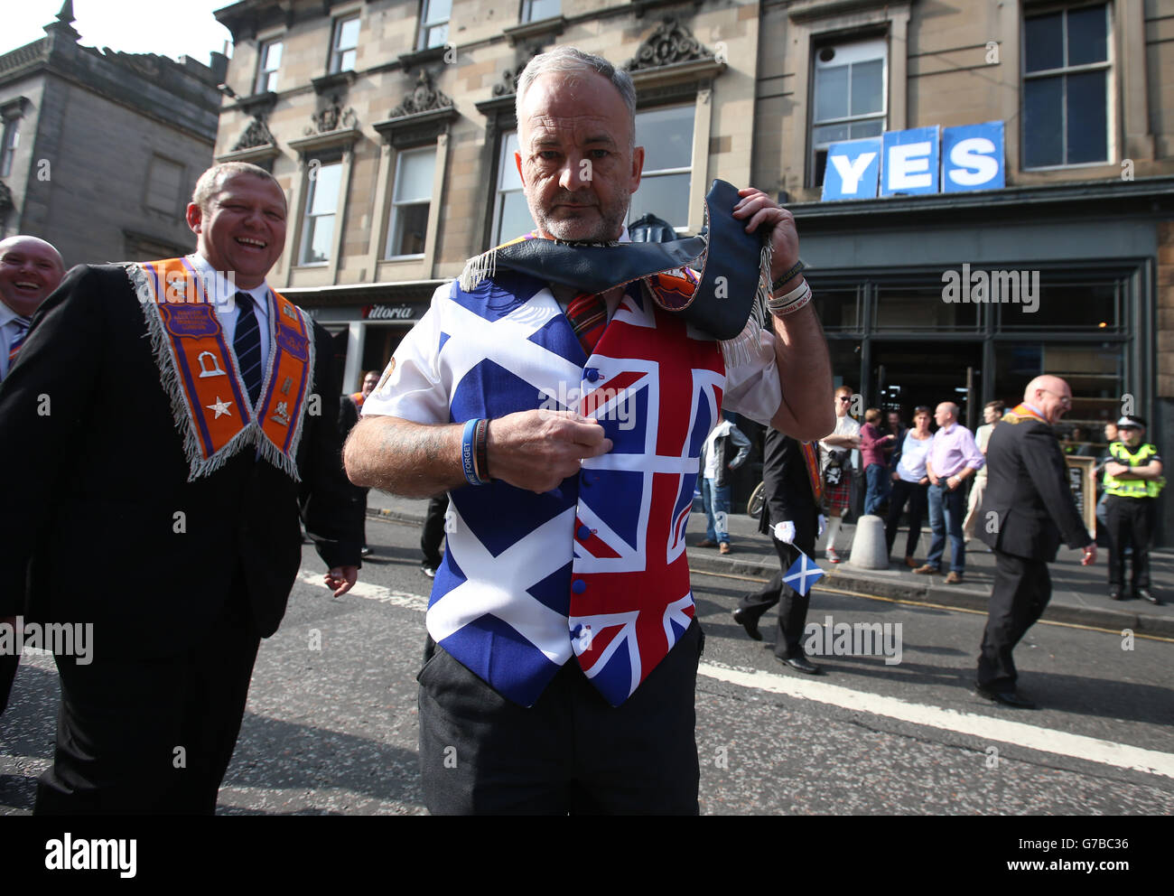 Ein Orangemen-marsch durch die Straßen von Edinburgh während einer Kundgebung "stolz darauf, britisch zu sein" in Edinburgh zur Unterstützung der Union, weniger als eine Woche bevor Schottland über das schottische Referendum abstimmt. Stockfoto