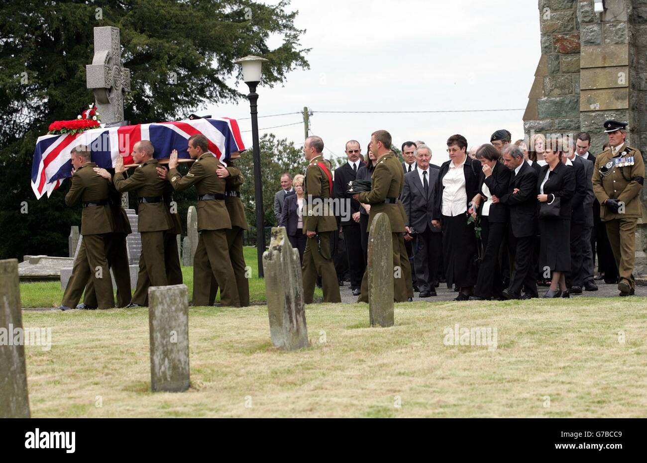 Der Sarg von Lance Corporal Paul Thomas wird von Kollegen der 2. Batallion Light Infantry auf den Friedhof getragen. L/CPL Thomas wurde letzten Monat bei einem Straßengefecht in Basra, Irak, in Aktion gebracht. Stockfoto