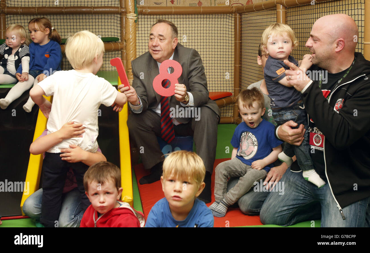 Der erste Minister Alex Salmond besucht den Time Twisters Indoor Activity Park, als Herr Salmond und Premierminister David Cameron den Wahlkampf für das schottische Unabhängigkeitsreferendum aufschlugen. Stockfoto