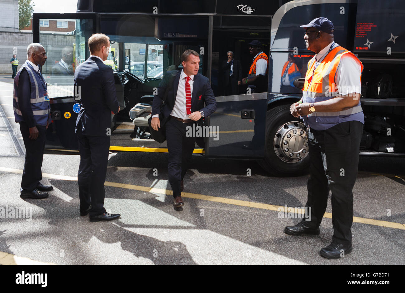 Fußball - Barclays Premier League - Tottenham Hotspur gegen Liverpool - White Hart Lane. Liverpool-Manager Brendan Rodgers steigt aus dem Bus aus, als er an der White Hart Lane ankommt Stockfoto