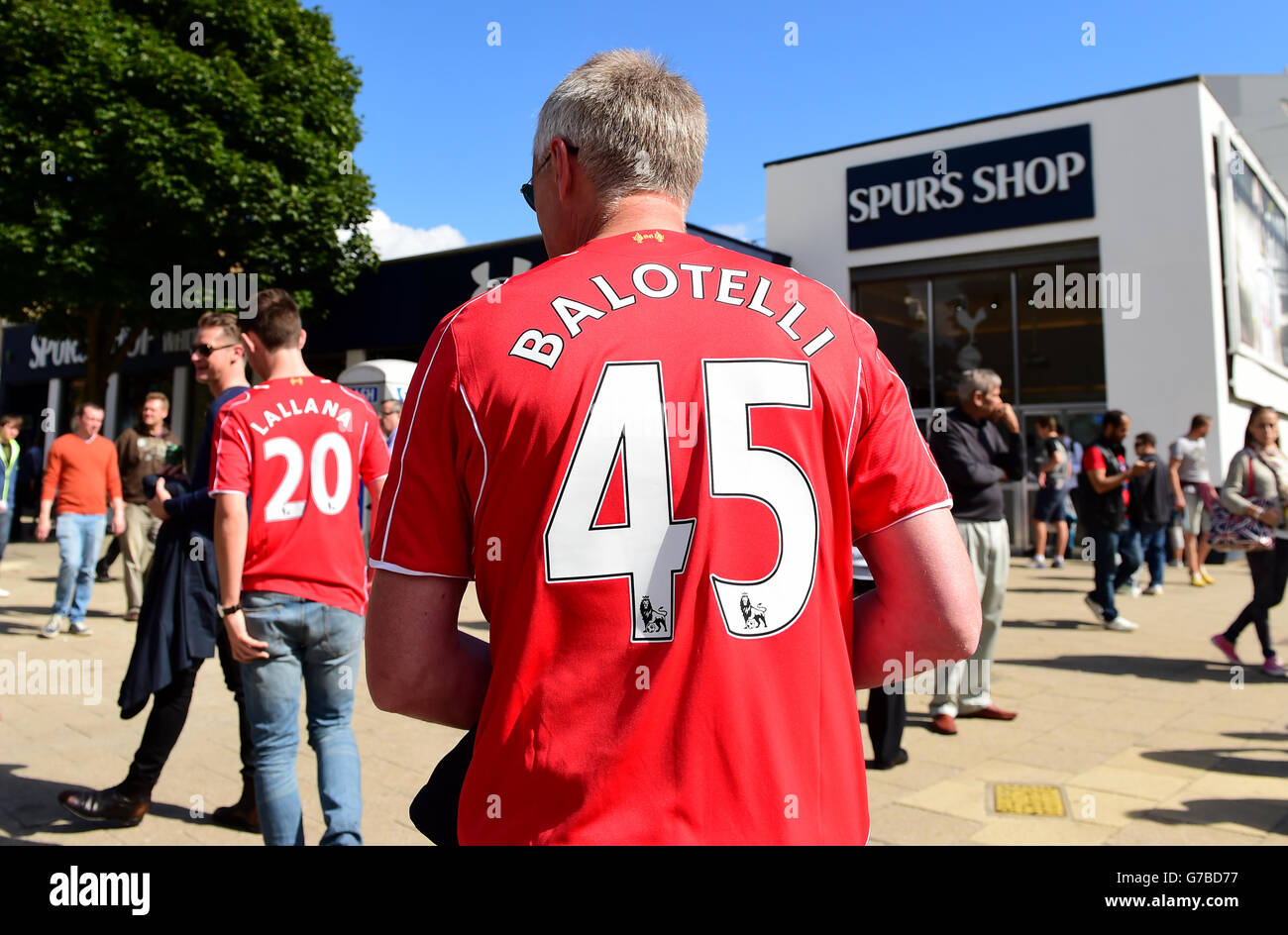 Ein Liverpool-Fan mit dem Namen des Neusignierers Mario Balotelli auf der Rückseite seines Trikots vor dem Spiel der Barclays Premier League in der White Hart Lane, London. DRÜCKEN Sie VERBANDSFOTO. Bilddatum: Sonntag, 31. August 2014. Siehe PA Geschichte FUSSBALL Tottenham. Bildnachweis sollte lauten: Adam Davy/PA Wire. Stockfoto