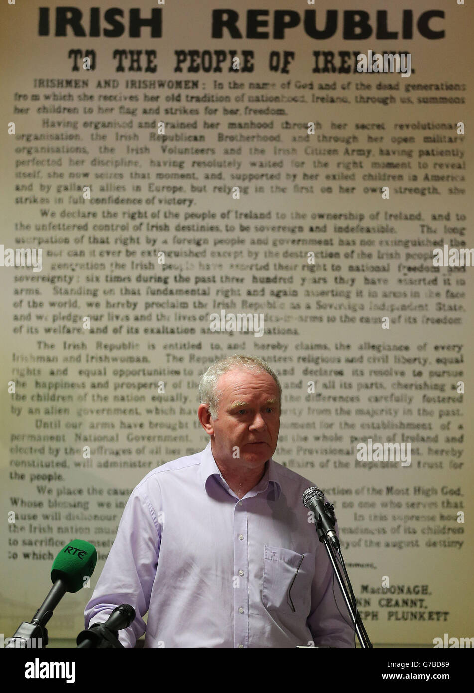 Der stellvertretende Premierminister von Nordirland, Martin McGuinness, steht vor der republikanischen Unabhängigkeitserklärung von 1916 und hält eine Rede anlässlich des 20. Jahrestages des Waffenstillstands der IRA im Rath Mor Sinn Fein Centre in Londonderry. Stockfoto