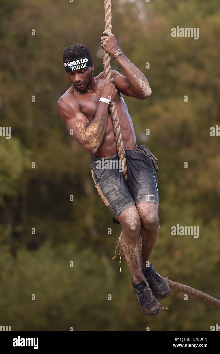 Ein Teilnehmer nimmt am Spartan Super Event im Pippingford Park in East Sussex Teil. Stockfoto