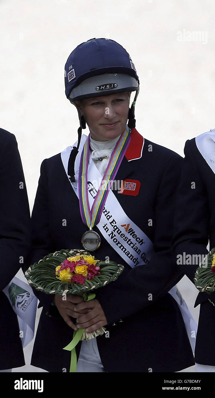 Die britische Zara Phillips gewinnt Silber im Team-Wettbewerb von Eventing am achten Tag der Alltech FEI World Equestrian Games im Stade D'Ornano in der Normandie, Frankreich. Stockfoto