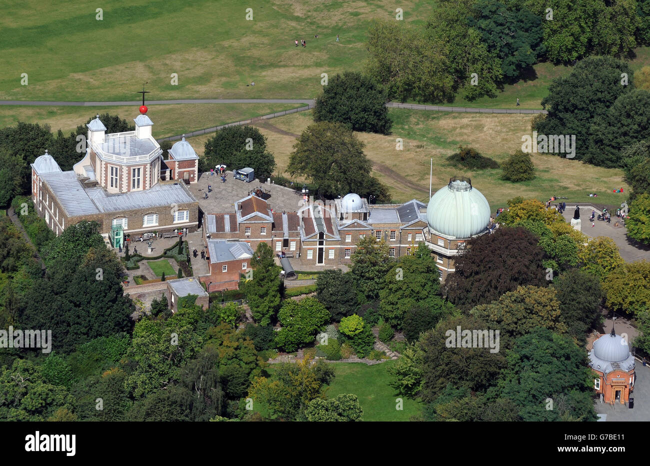 Eine Luftaufnahme des Royal Observatory, Greenwich, im Süden Londons, das eine wichtige Rolle in der Geschichte der Astronomie und Navigation spielte und am besten als Standort des Hauptmerigans bekannt ist. Es liegt auf einem Hügel im Greenwich Park mit Blick auf die Themse. Stockfoto