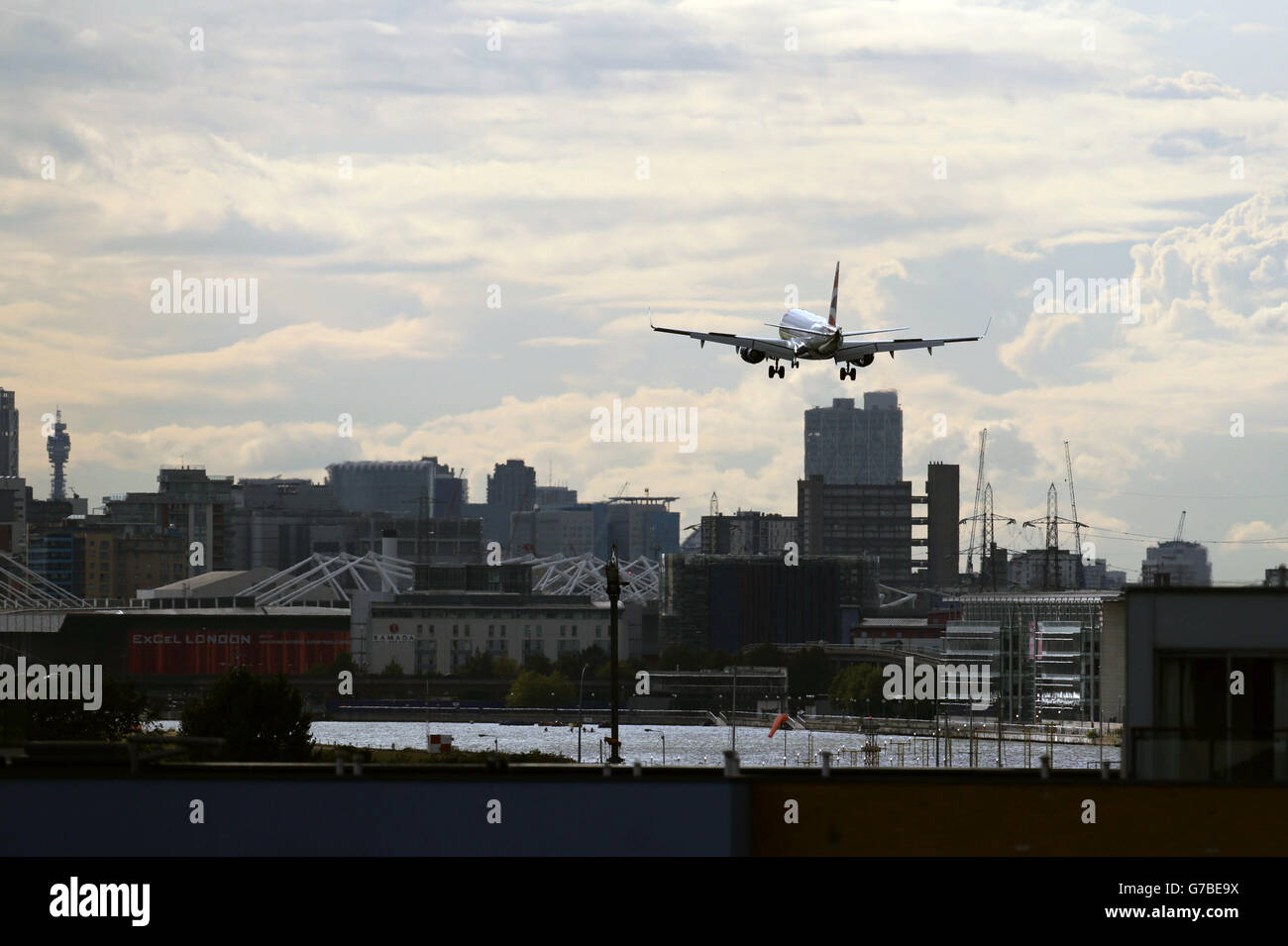 Ein Flugzeug, das einen endgültigen Landestand am City Airport im Osten Londons macht. Stockfoto