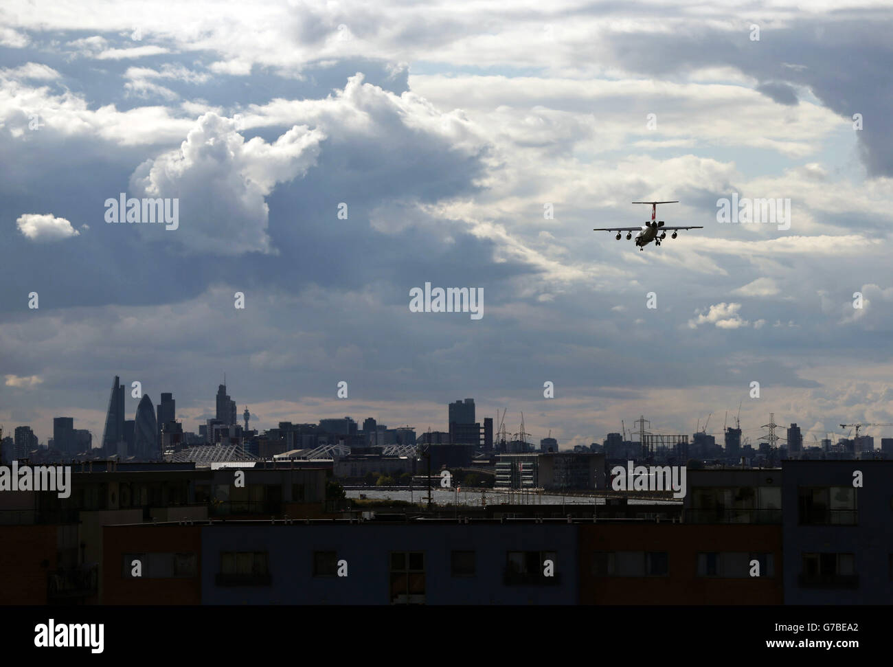 Ein Flugzeug, das einen endgültigen Landestand am City Airport im Osten Londons macht. Stockfoto