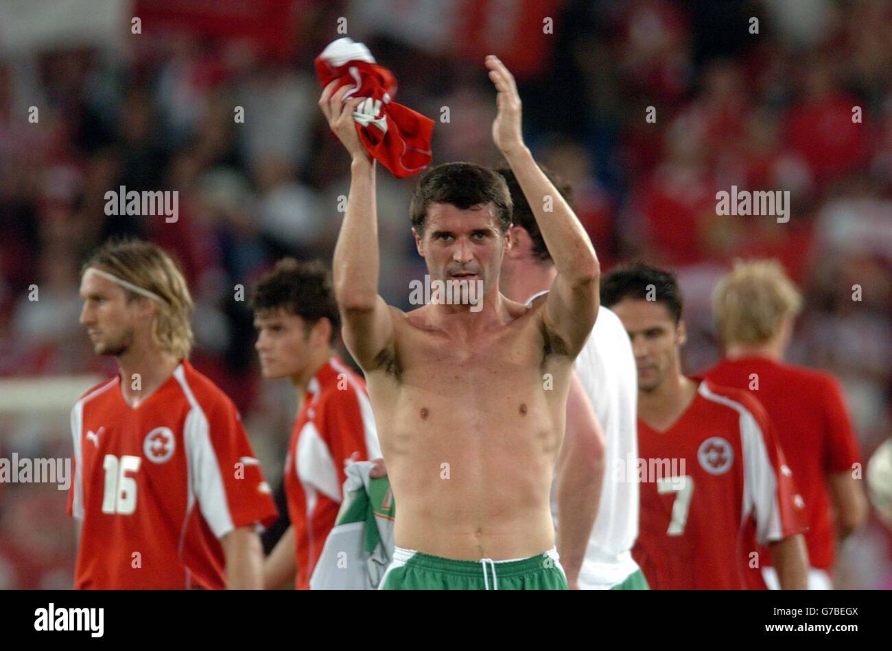 Roy Keane, Irlands Republik, begrüßt die Fans nach der WM-Qualifikation gegen die Schweiz im St Jakob Park Stadium, Basel, Schweiz. Endnote Schweiz 1-1 Republik Irland. Stockfoto