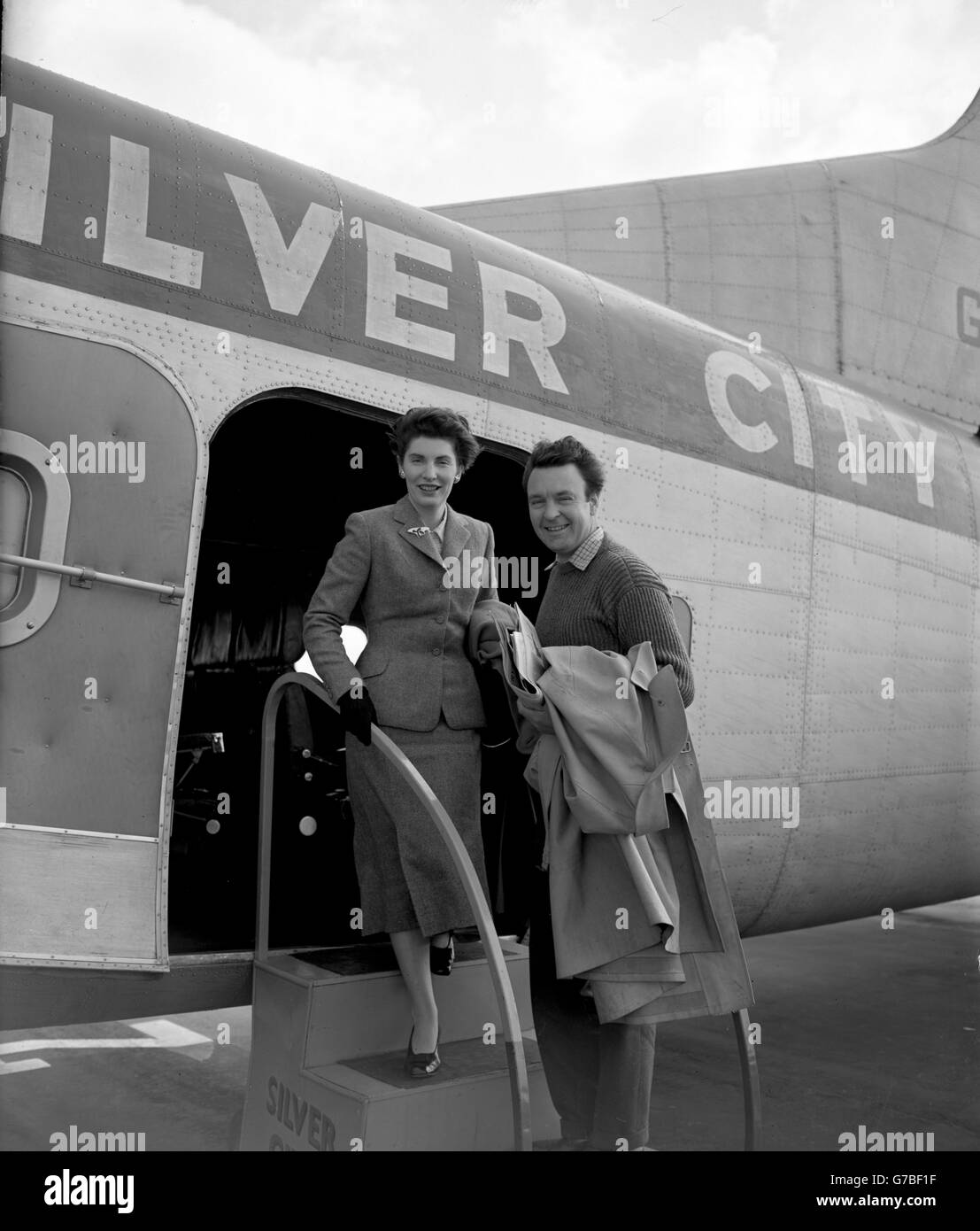 Der britische Schauspieler Donald Sinden mit seiner Frau Diana. Sie fliegen nach Le Touquet, bevor sie zum Filmfestival nach Cannes fahren. Stockfoto