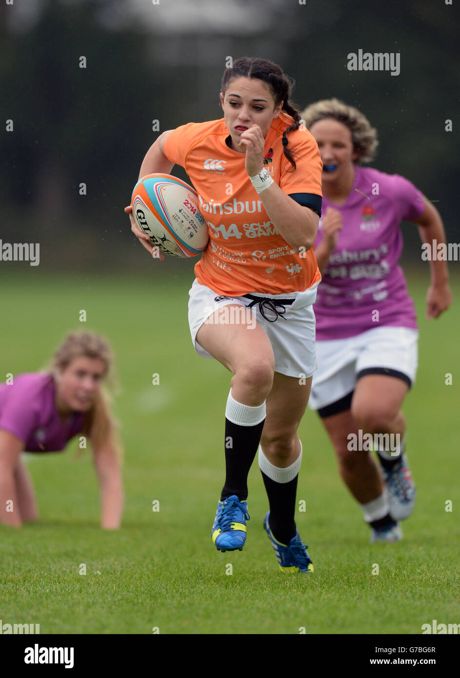 Ruth Dow von England South West hat bei den Sainsbury's School Games 2014, Armitage Site, Manchester einen Versuch gegen England North in den Rugby Sevens gemacht. Stockfoto