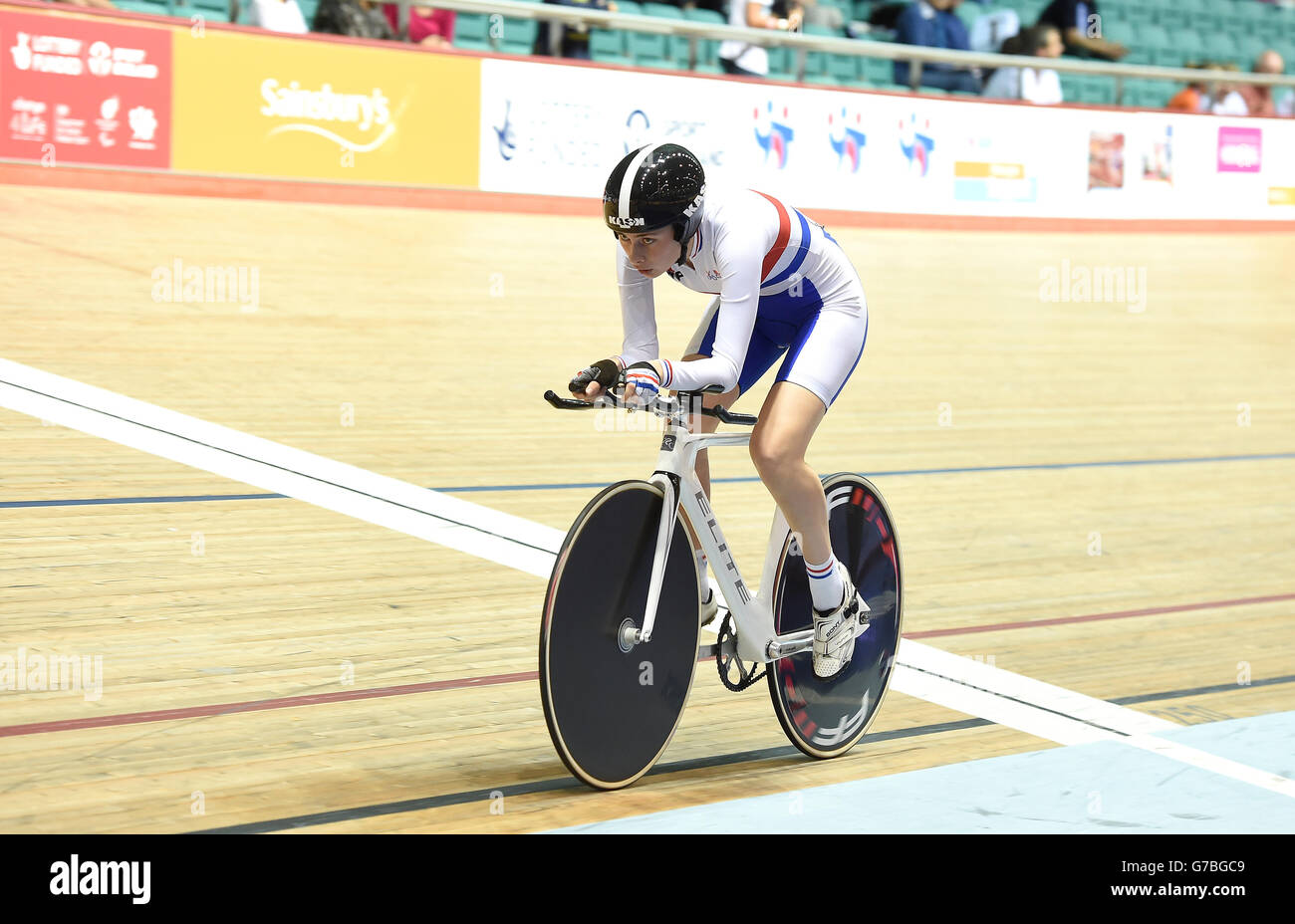 Charlotte Broughton gewinnt das Finale der Girls 2000m Pursuit während der Sainsbury's 2014 School Games im National Cycling Center, Manchester. Stockfoto