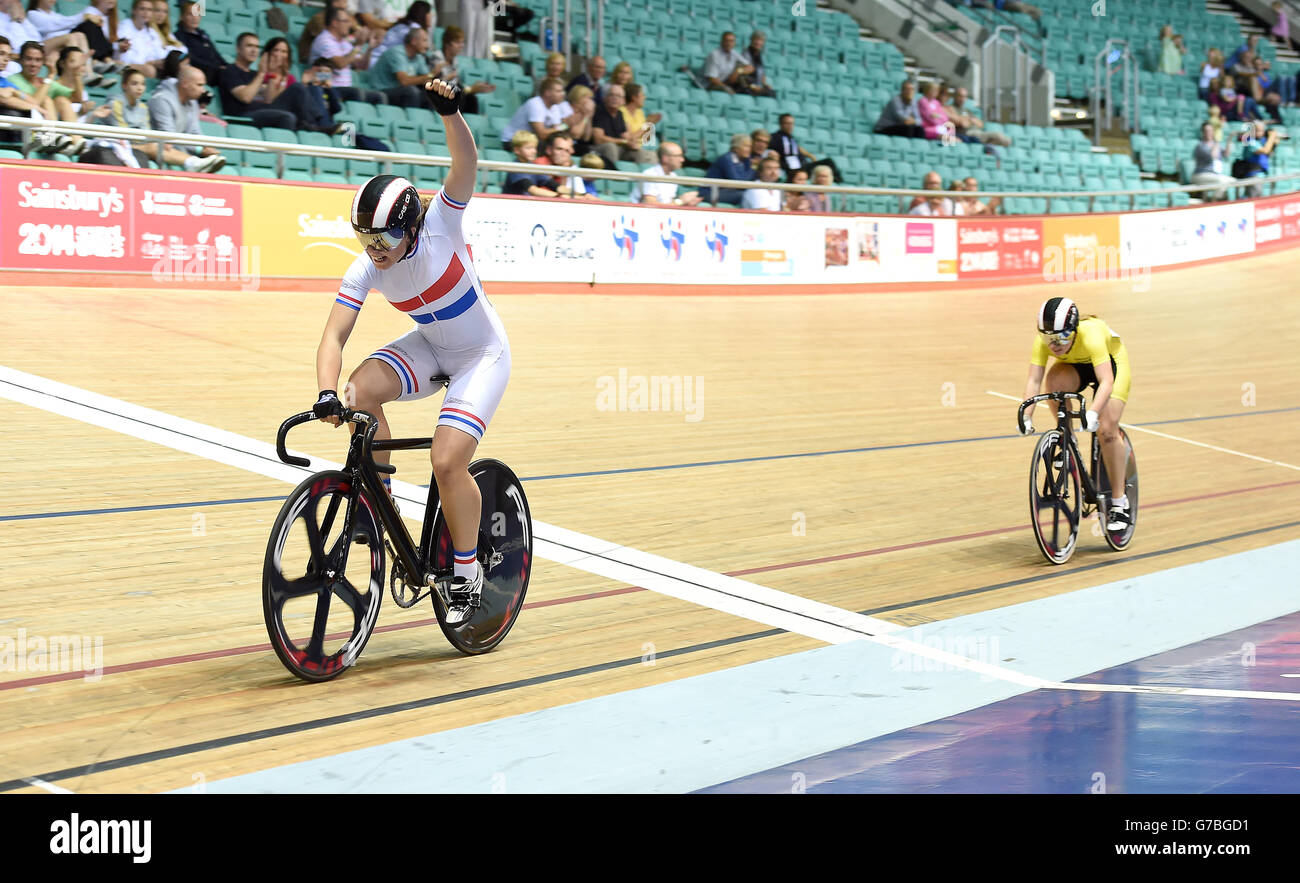 Sophie Capewell feiert den Gewinn des Girls Keirin Finales während der Sainsbury's 2014 School Games im National Cycling Centre, Manchester. Stockfoto