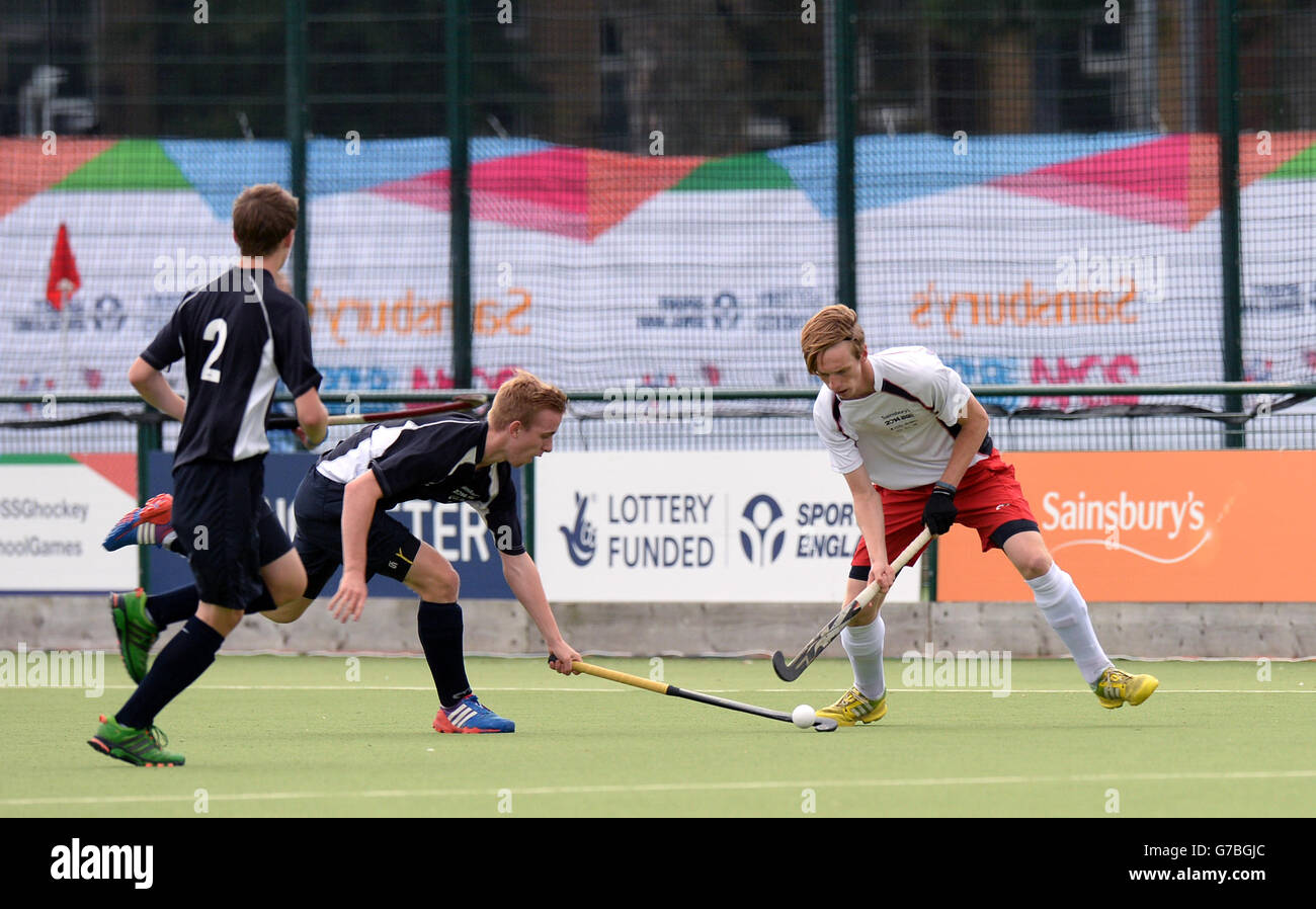 Action von Scotland Boys und England Blue Boys im Hockey bei den Sainsbury's 2014 School Games, Armitage Site, Manchester. Stockfoto