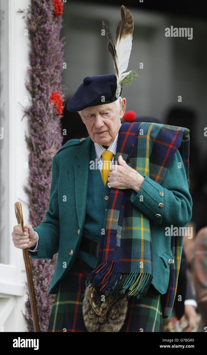 Ein Mann besucht das Braemar Royal Highland Gathering in Braemar, Schottland. Stockfoto