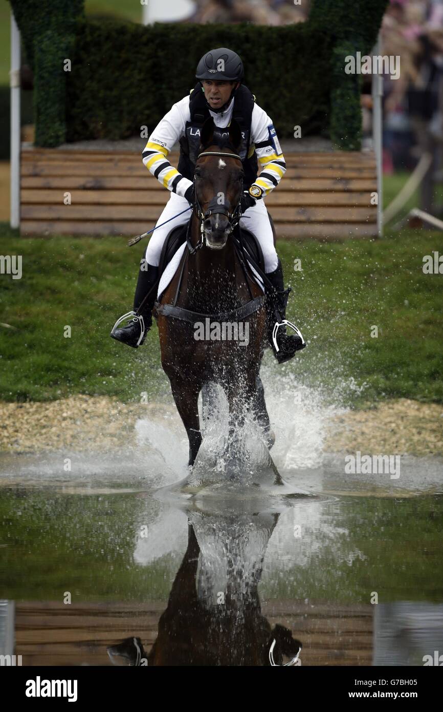 Der Australier Sam Griffiths reitet Happy Times und tritt in der Cross-Country-Phase am dritten Tag der 2014 Land Rover Burghley Horse Trials im Burghley Park, Stamford, an. Stockfoto