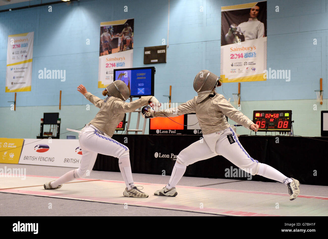 Action vom Women's Fechten Saber Finale zwischen der schottischen Jessica Corby und Kate Daykin bei den Sainsbury's School Games 2014, Wright Robinson College, Manchester. Stockfoto