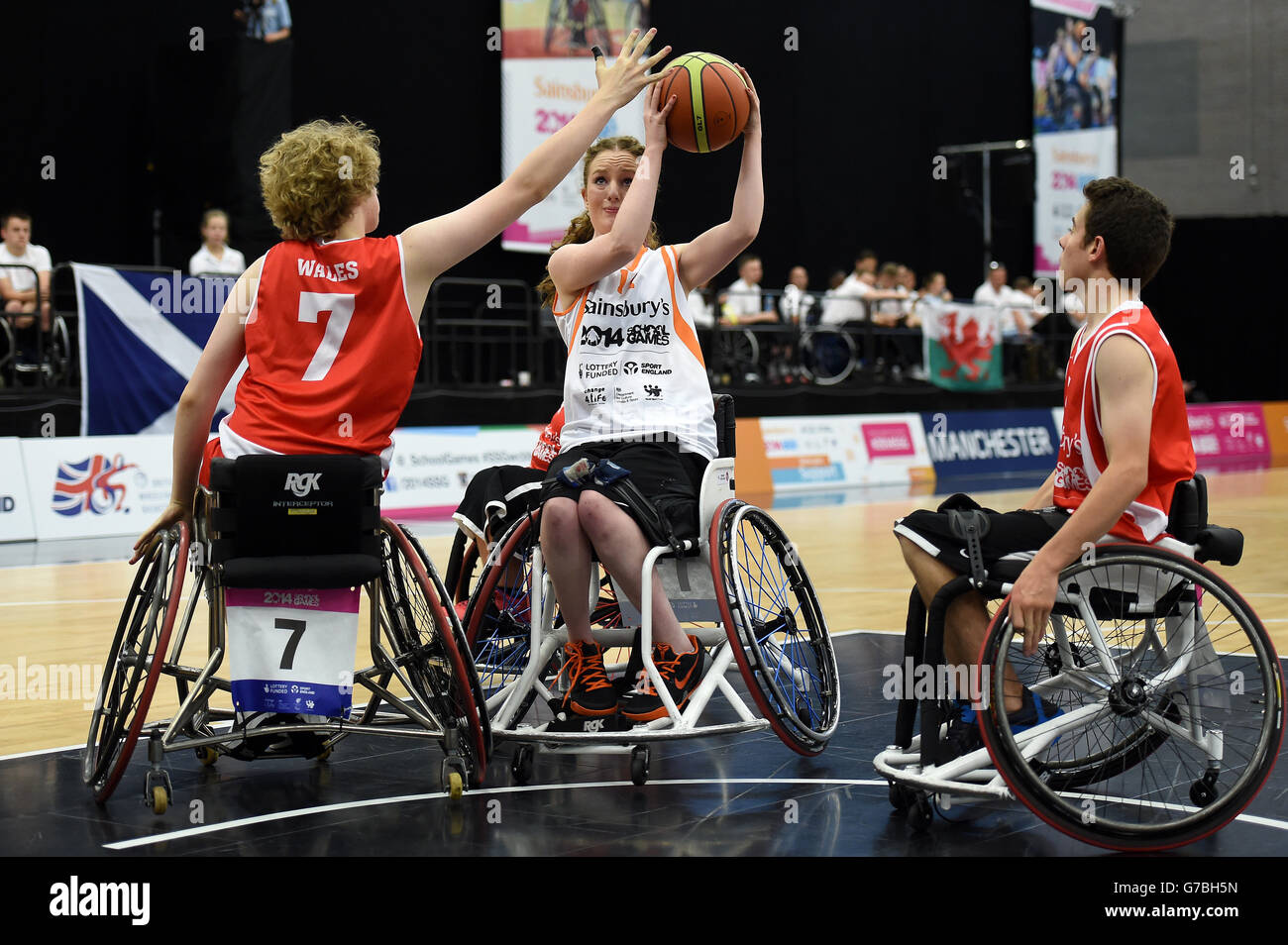 Siobhan Fitzpatrick von England Central schießt während der Schulspiele von Sainsbury 2014 in der Manchester Regional Arena, Manchester, unter Druck gegen Wales. Stockfoto