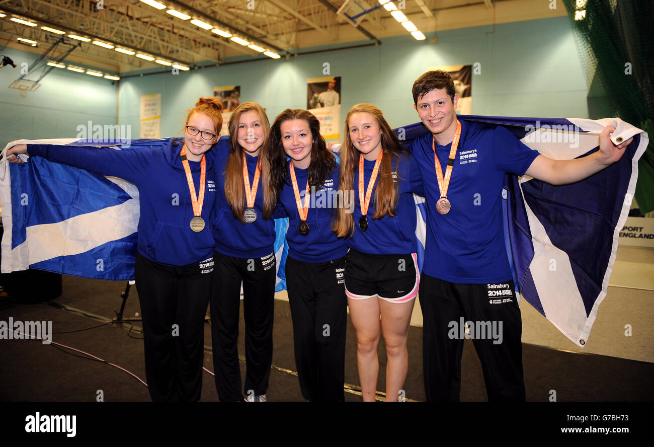 Sport - Sainsbury's 2014 School Games - Tag drei - Manchester. Schottland-Medaillengewinnerinnen vom Fechten bei den Sainsbury's School Games 2014, Wright Robinson College, Manchester. Stockfoto