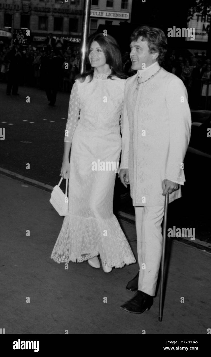 David Hemmings, der Star des Films, Walking with a Stick, kommt mit seiner Frau, der Schauspielerin Gayle Hunnicutt, zur königlichen Gala-Premiere von Alfred dem Großen im Empire, Leicester Square, London. Stockfoto