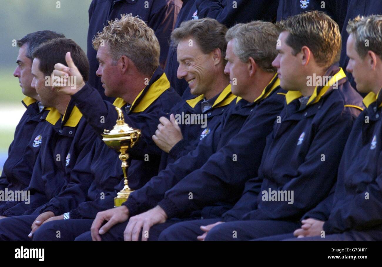 Das europäische Ryder Cup-Team Bernhard langer hält vor dem 35. Ryder Cup-Spiel gegen die USA im Oakland Hills Country Club, Bloommfield Township, Michigan, die Trophäe des Ryder Cup. Stockfoto