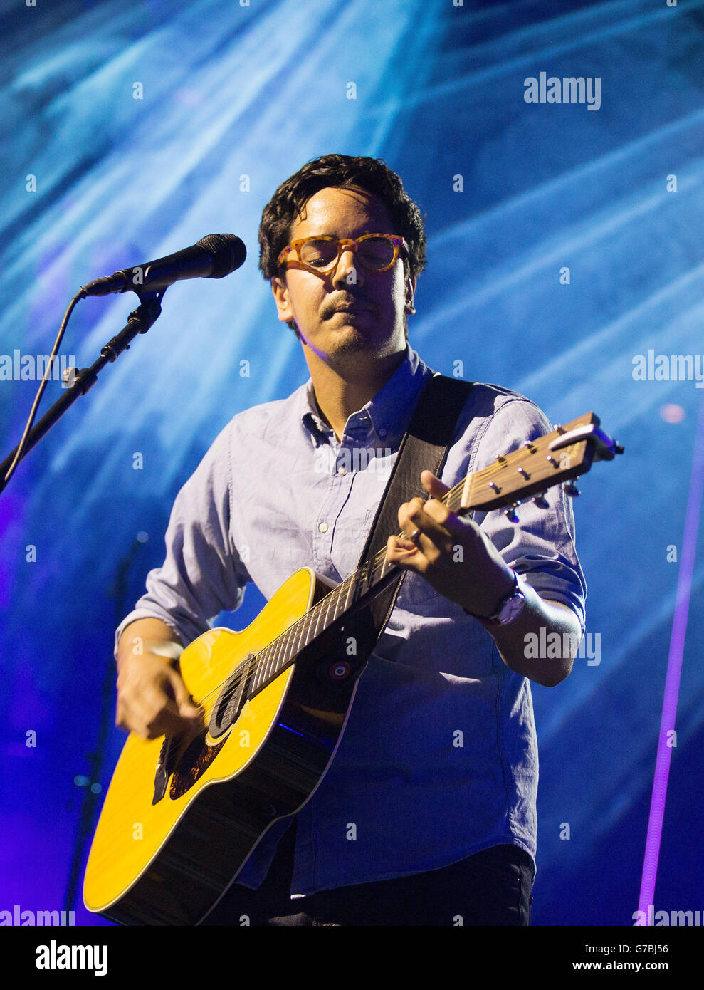 Luke Sital-Singh spielt auf der Bühne des iTunes Festivals im Roundhouse in London. Stockfoto