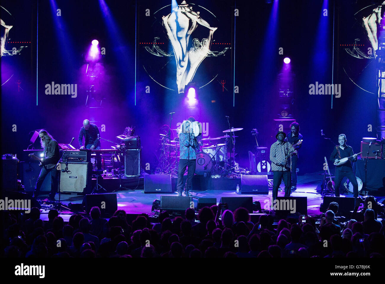 Robert Plant spielt auf der Bühne des iTunes Festivals im Roundhouse in London. Stockfoto