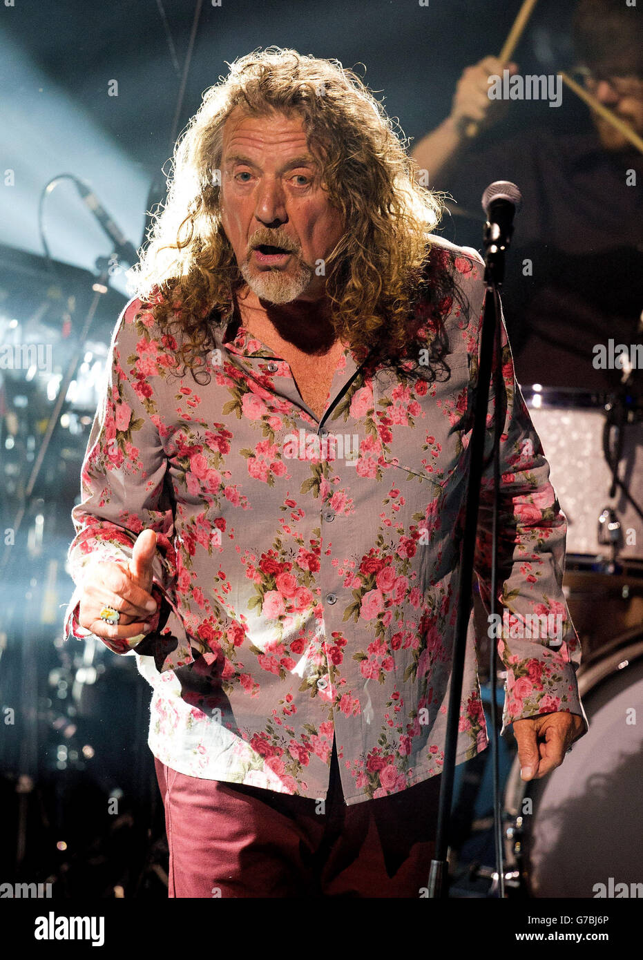 Robert Plant spielt auf der Bühne des iTunes Festivals im Roundhouse in London. Stockfoto