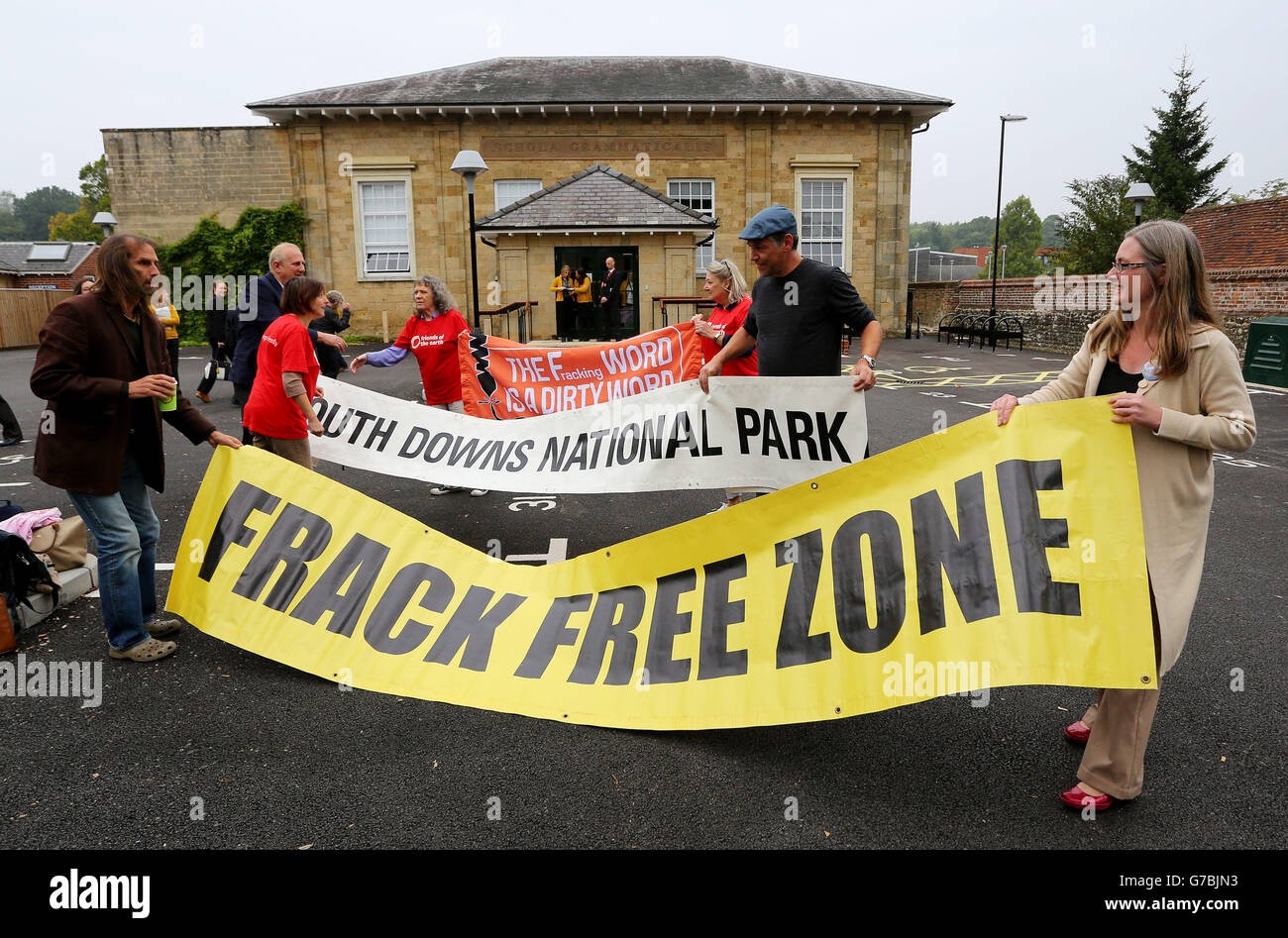 Anti-Fracking-Aktivisten treffen im South Downs Center in Midhurst, West Sussex, ein, während das Planungskomitee der South Downs National Park Authority entscheidet, ob Celtique Energys Plan für Explorationsbohrungen und die Bewertung von Öl/Gas im Nationalpark genehmigt werden soll. Stockfoto