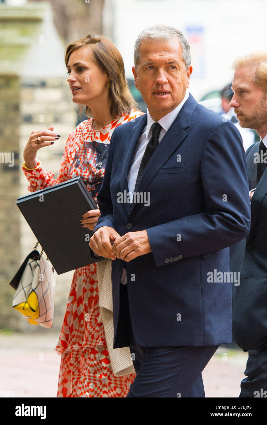 Yasmin Le Bon und Mario Testino nehmen an einem Gedenkgottesdienst für den Bruder der Herzogin von Cornwall, Mark Shand, in der St. Paul's Church in Knightsbridge im Westen Londons Teil. Stockfoto