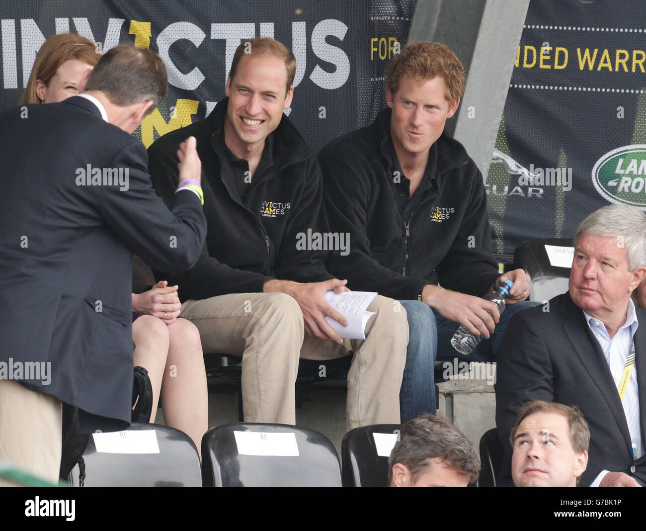 Der Duke of Cambridge (links) und Prinz Harry, die am zweiten Tag der Invictus Games, Lee Valley Athletics Centre, London, an einem Drumhead Service teilnahmen. Stockfoto