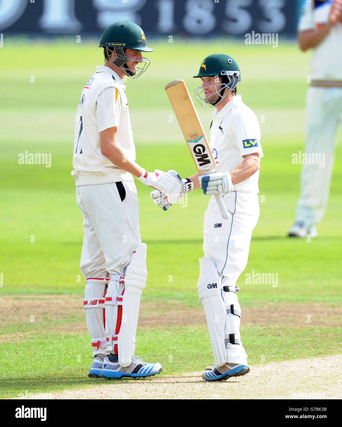 Chris Read (rechts) von Nottinghamshire wird vom Batting-Partner Harry Gurney gratuliert, nachdem er sein halbes Jahrhundert am dritten Tag des LV= County Championship Division One-Spiels in Trent Bridge, Nottingham, erreicht hat. Bilddatum: Donnerstag, 11. September 2014. Siehe PA Geschichte CRICKET Nottinghamshire. Bildnachweis sollte lauten: Simon Cooper/PA Wire Stockfoto