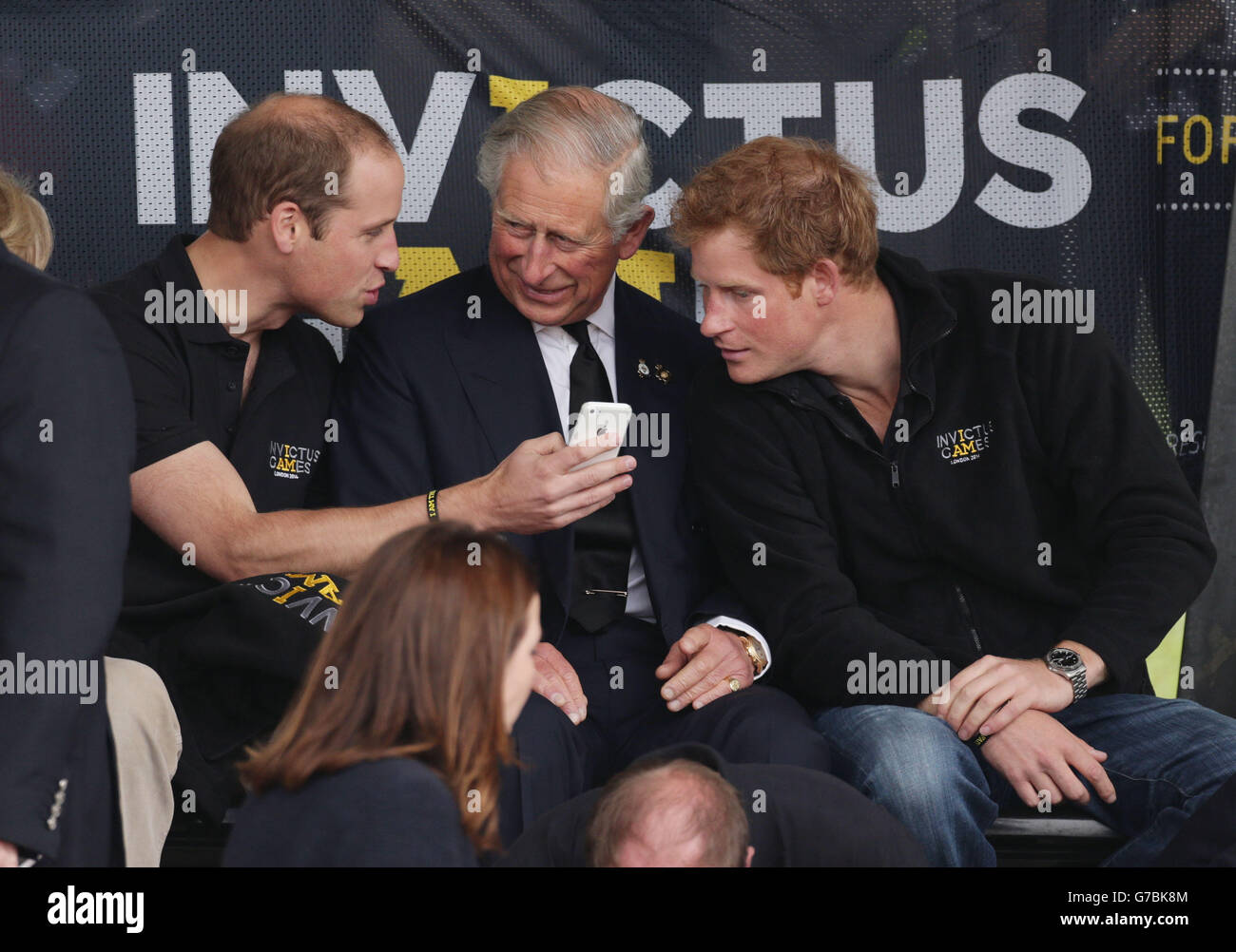 (Von links) der Herzog von Cambridge, Prinz Charles und Prinz Harry beim zweiten Tag des Invictus Games-Leichtathletikwettbewerbs im Lee Valley Athletics Center, London. Stockfoto