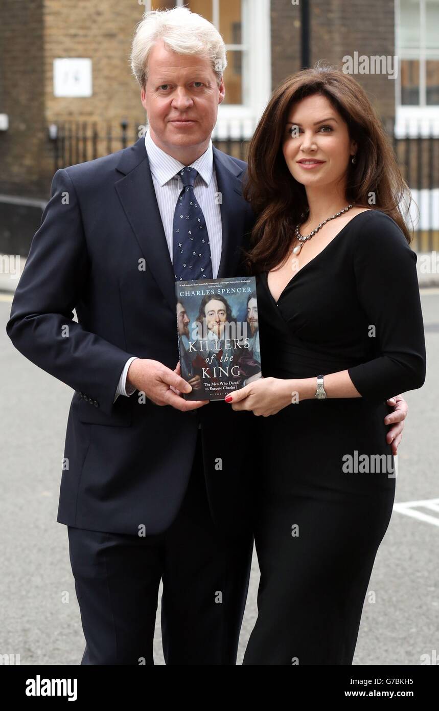 Earl und Gräfin Spencer stehen mit seinem neuen Buch Killers of the King bei der Markteinführung im Spencer House im Zentrum von London. Stockfoto