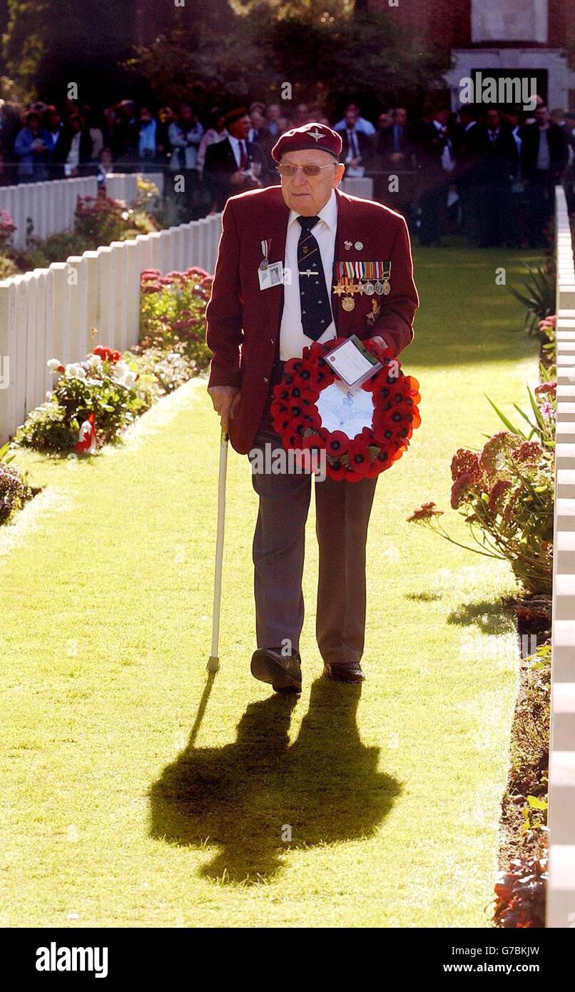 Ein Veteran des Fallschirmjägerkranzes in der Hand macht sich auf den Weg durch den British Airborne Cemetery, in der Nähe von Arnhem, Holland. Der Prinz von Wales und Königin Beatrix der Niederlande haben sich mehr als 5,000 Veteranen und ihre Familien angeschlossen, um an die Menschen zu erinnern, die vor genau 60 Jahren in der epischen Schlacht von Arnhem getötet wurden. Stockfoto