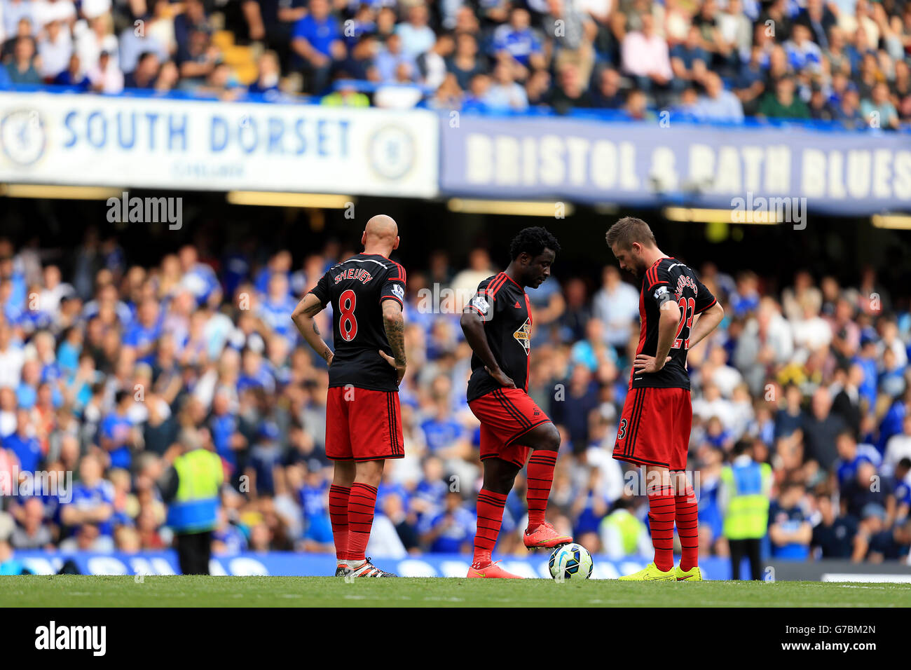 Die Spieler von Swansea City stehen niedergeschlagen, nachdem sie ihr viertes Tor während des Spiels der Barclays Premier League in Stamford Bridge, London, zugestanden haben. DRÜCKEN SIE VERBANDSFOTO. Bilddatum: Samstag, 13. September 2014. Siehe PA Geschichte FUSSBALL Chelsea. Bildnachweis sollte lauten: Stephen Pond/PA Wire. Stockfoto