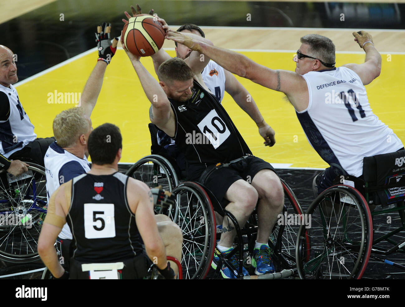 Karl Shearsby aus Neuseeland versucht, während ihres Rollstuhlbasketballspiels in der Copper Box Arena, Queen Elizabeth Olympic Park, London, am vierten Tag des Invictus Games Leichtathletik-Wettbewerbs den Ball gegen Australien zu halten. Stockfoto