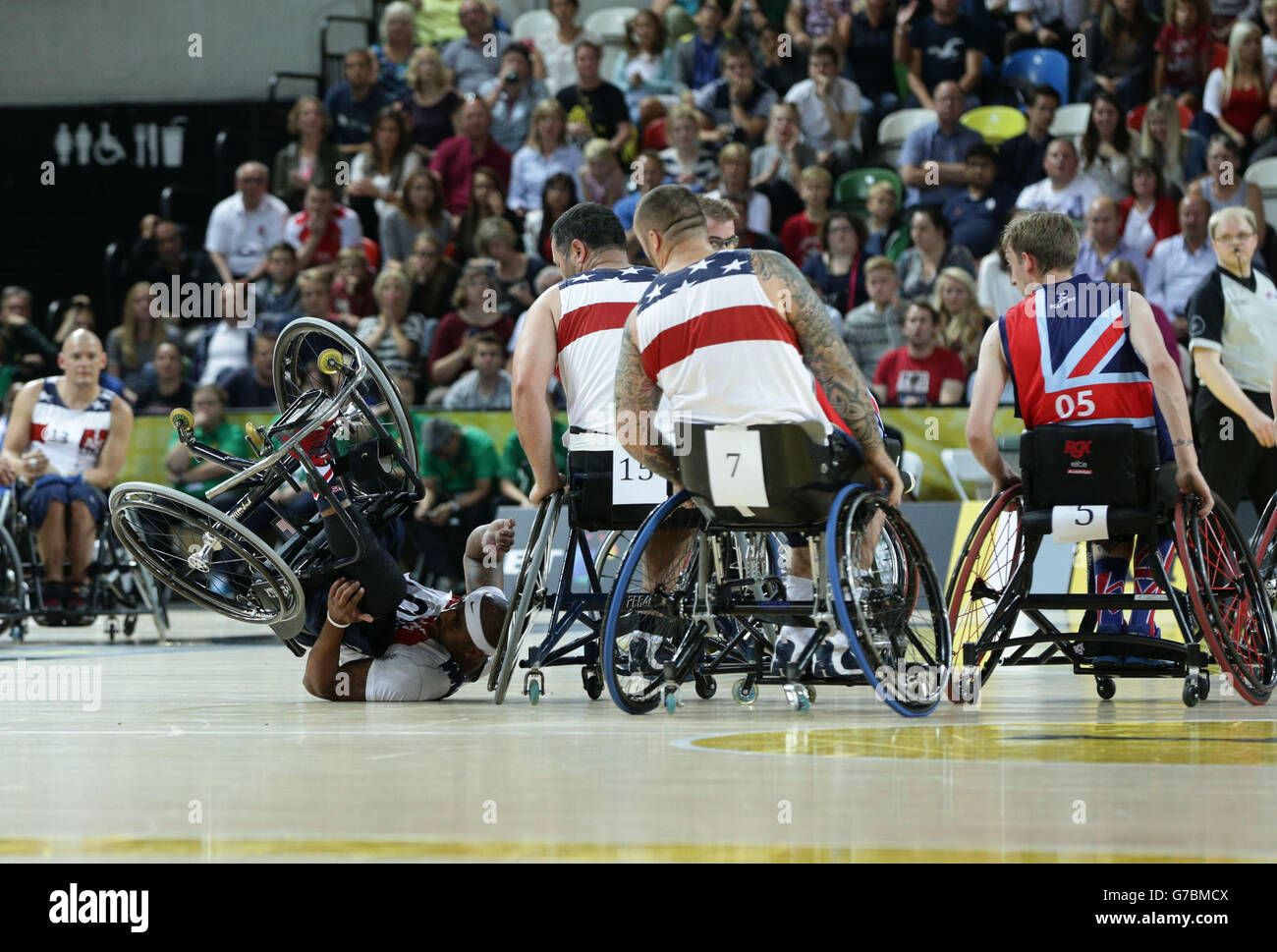 Delvin Maston (links) aus den USA stürzt sich im Wheelchair Basketball-Finale in der Copper Box Arena, Queen Elizabeth Olympic Park, London, am vierten Tag des Invictus Games Leichtathletik-Wettbewerbs gegen Großbritannien. Stockfoto