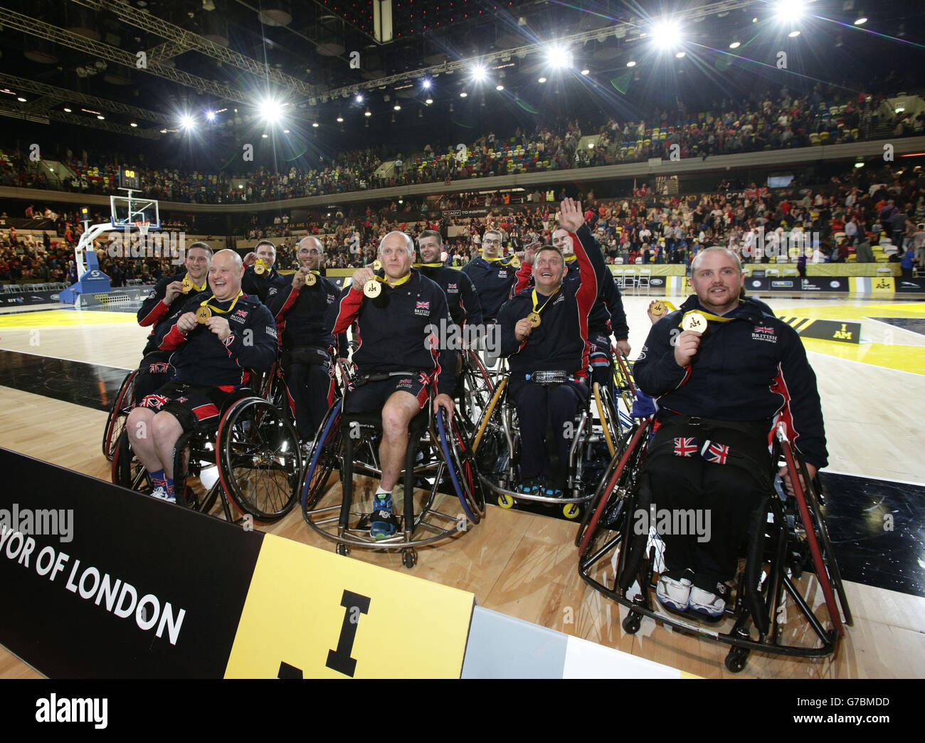 Das britische Team feiert seine Goldmedaillen, nachdem es die USA im Rollstuhl-Basketballspiel in der Copper Box Arena, im Queen Elizabeth Olympic Park, London, am vierten Tag des Invictus Games Leichtathletik-Wettbewerbs besiegt hat. Stockfoto