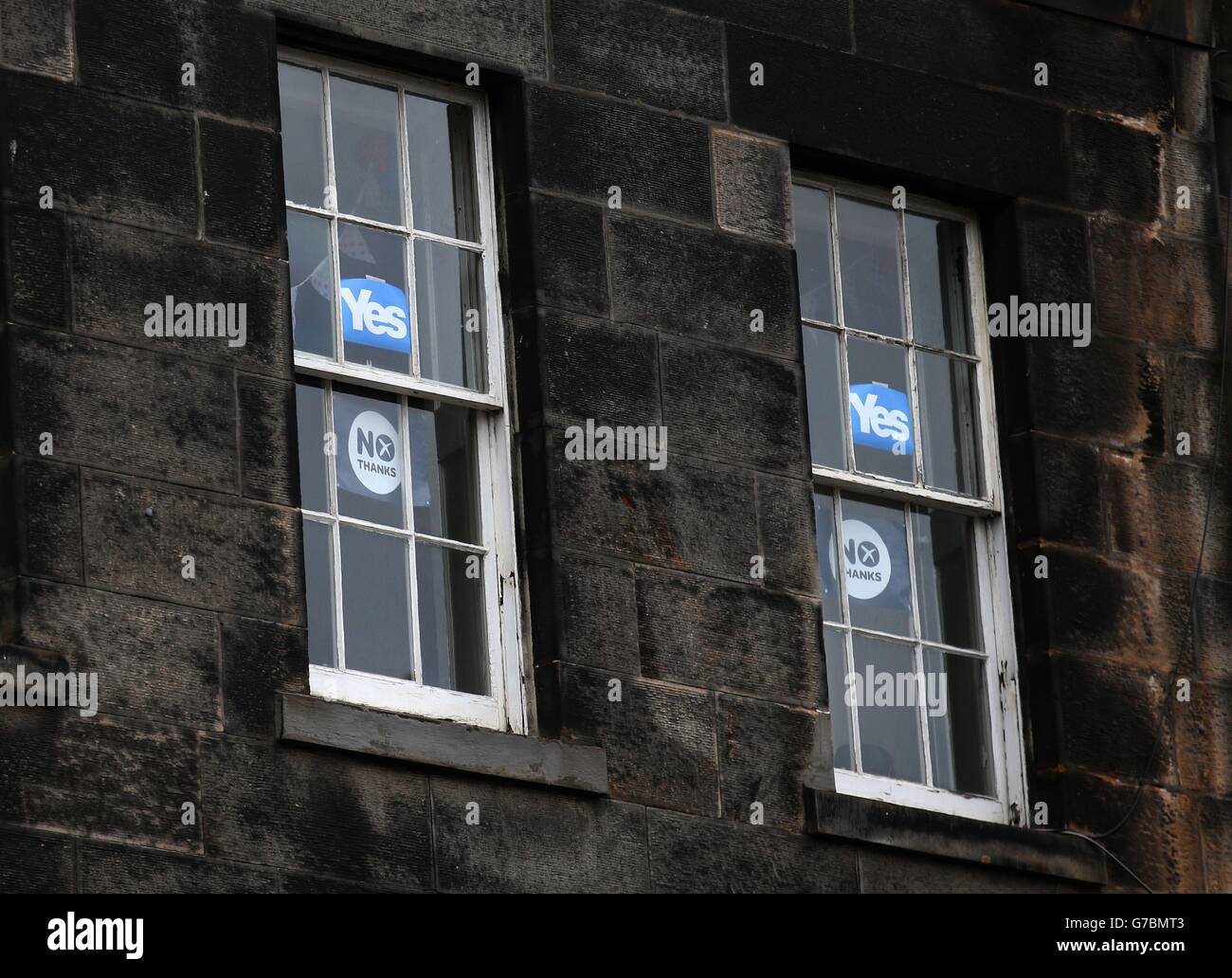 JA und NEIN, DANKE DEN Wahlkampfaufklebern in einem Hausfenster in Edinburgh vor der Abstimmung über das schottische Referendum am 18. September. Stockfoto