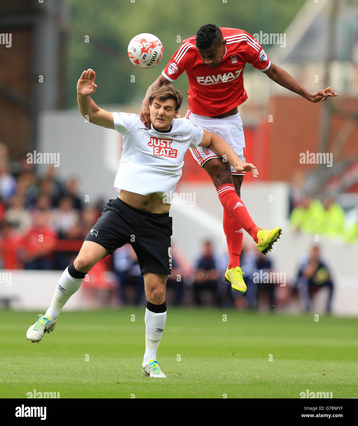 Fußball - Sky Bet Championship - Nottingham Forest / Derby County - City Ground. Michael Mancienne von Nottingham Forest und Chris Martin von Derby County kämpfen um den Ball in der Luft. Stockfoto
